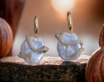 Superbe Boucles d'oreilles Dormeuse Plaqué Or Vraie Perle de Culture Baroque Blanche Entouré un Serpent Vintage Ancien Style