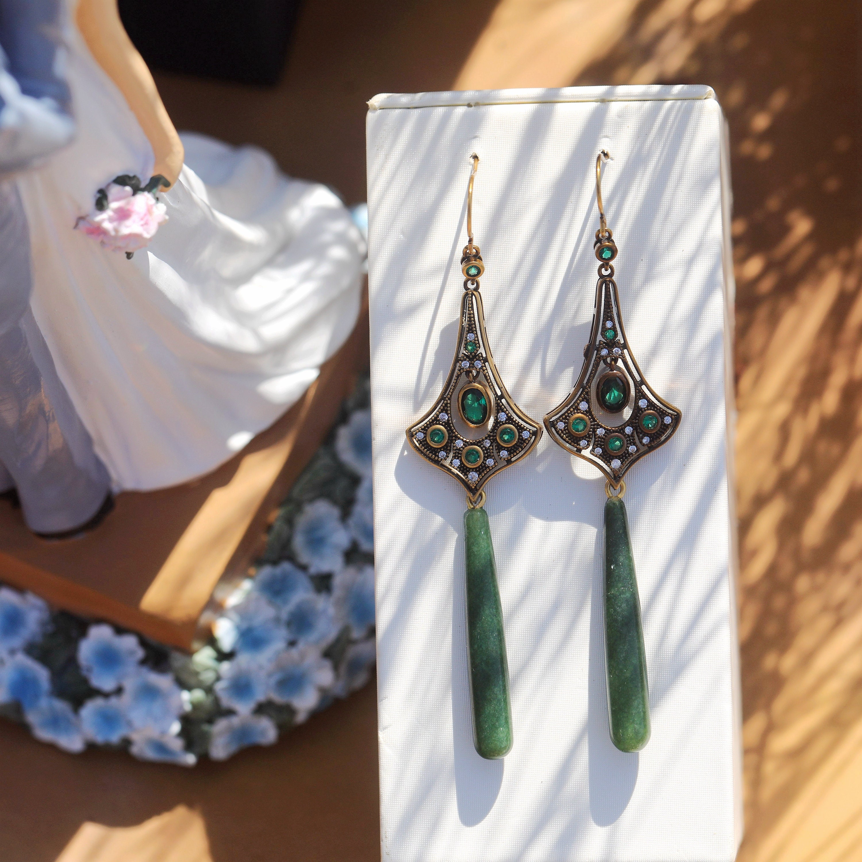 Boucles D'oreilles Pendantes Style Belle Époque Doré Mat - Serti CZ Vert - Neuf Sans Emballage