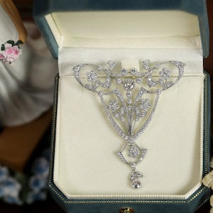 Magnífico y delicado broche de plata Belle Epoque con guirnalda floral de laurel y circonita blanca estilo vintage de los años 1900 de latón chapado en rodio imagen 4