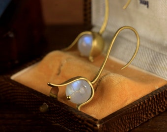 Superbi orecchini in oro opaco placcato oro con gancio lungo Art Nouveau petalo perla pietra di luna bellissimo riflesso blu vintage vecchio stile