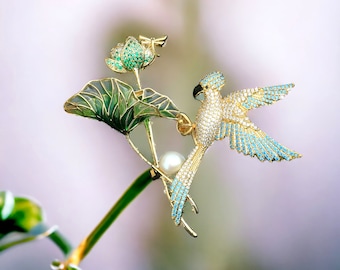 Magnífico broche dorado Belle Epoque Un pájaro loro sobre una rama de loto Hoja de flor Esmalte verde Estilo Art Nouveau vintage Chapado en oro