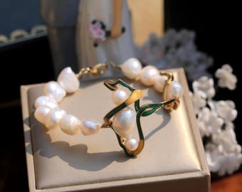 Adjustable Art Nouveau Bracelet, Antique Gold Plated, Green Enamel Chain, Genuine White Baroque Cultured Pearl, Vintage Wedding Style, 1900s Gold Plated