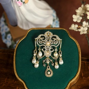 Magnífico broche y colgante Belle Époque dorado Engaste de encaje floral Circonia cúbica blanca Perla cultivada blanca real Estilo vintage Chapado en oro imagen 4