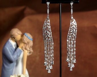 Superbe Boucles d'oreilles Clous Belle Epoque Super Long Argenté Raffinée Délicate Filigrane Pompon Serti CZ Vintage Style 1900s Mariage