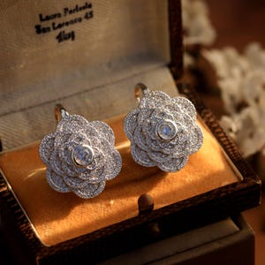 Belle Epoque Sleeper Ohrringe Silber Großes Blumenset mit weißem CZ Vintage Stil 1920er Jahre Hochzeit