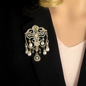 Magnífico broche y colgante Belle Époque dorado Engaste de encaje floral Circonia cúbica blanca Perla cultivada blanca real Estilo vintage Chapado en oro imagen 8