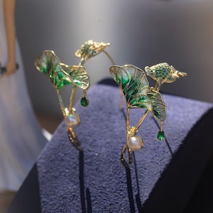 Atemberaubende, große goldene Art-Nouveau-Ohrringe in Form eines Lotusblatts aus Emaille, besetzt mit grünem Smaragd-Zirkonia und einer echten weißen Perle im Vintage-Stil