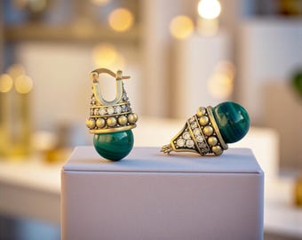 Boucles D'Oreilles Dormeuses Dorées - Serti CZ Bleu, Agate Verte Et Demi Perle (Fantaisie)