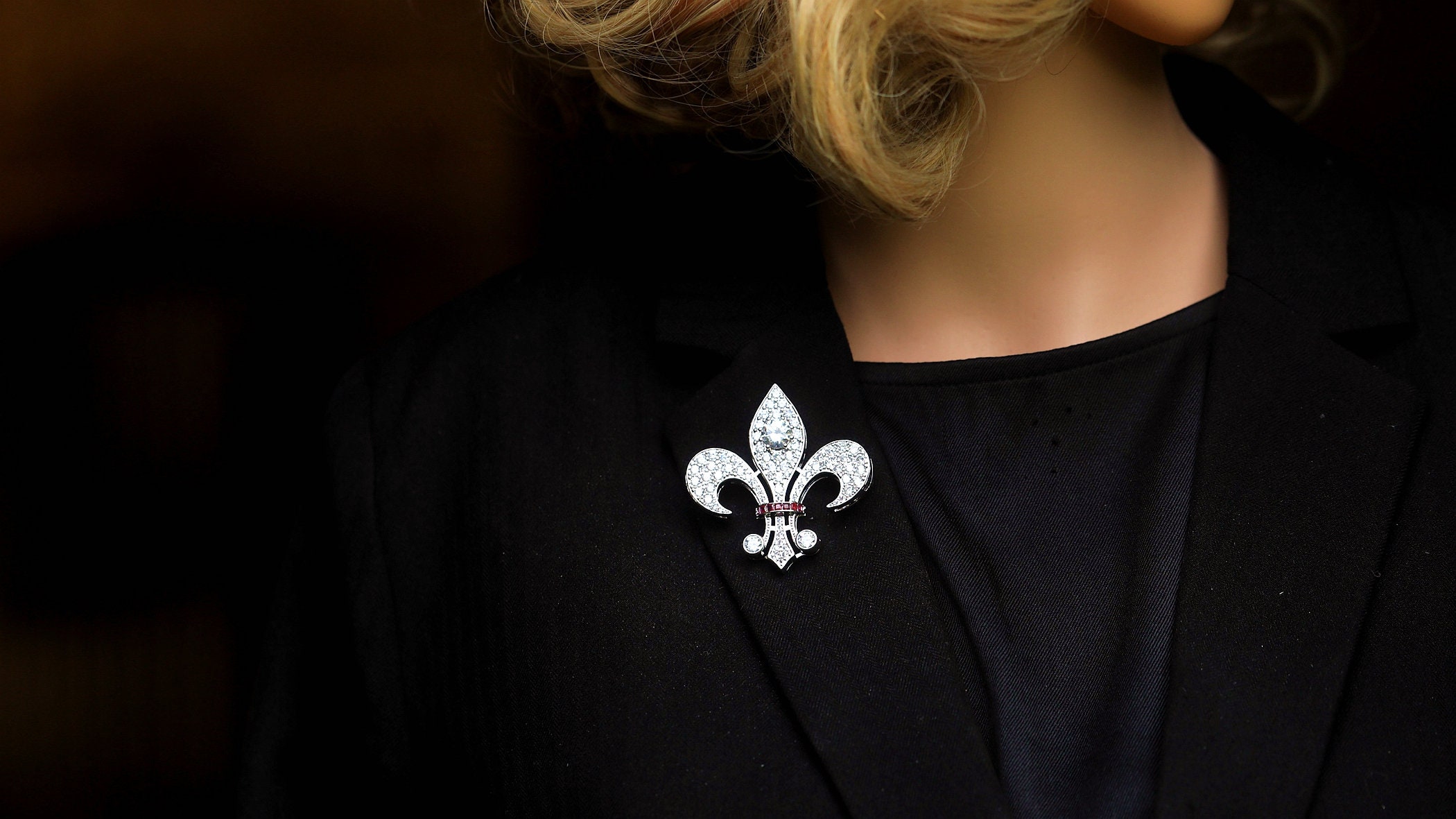 Broche Belle Époque Dentelle Floral Avec Lys, CZ Rouge Et Vraie Perle - Neuf Sans Emballage