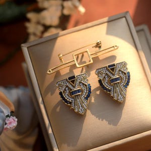 Hervorragende geometrische Fan-Brosche im Art-Déco-Stil mit Doppelclips und blauem Saphir im Vintage-Stil der 1920er Jahre, antik vergoldet, Great Gatsby