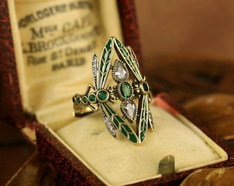 Magnífico anel ajustável em ouro antigo Art Nouveau com uma libélula, cravejado com zircônias em verde esmeralda, vermelho rubi, esmalte verde, banhado a ouro, estilo vintage de 1900.