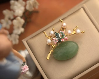 Superb Art Nouveau Brooch Green Enamel Bird On A Branch Of White Cultured Pearl Green Aventurine Stone Vintage Style Gold Plated