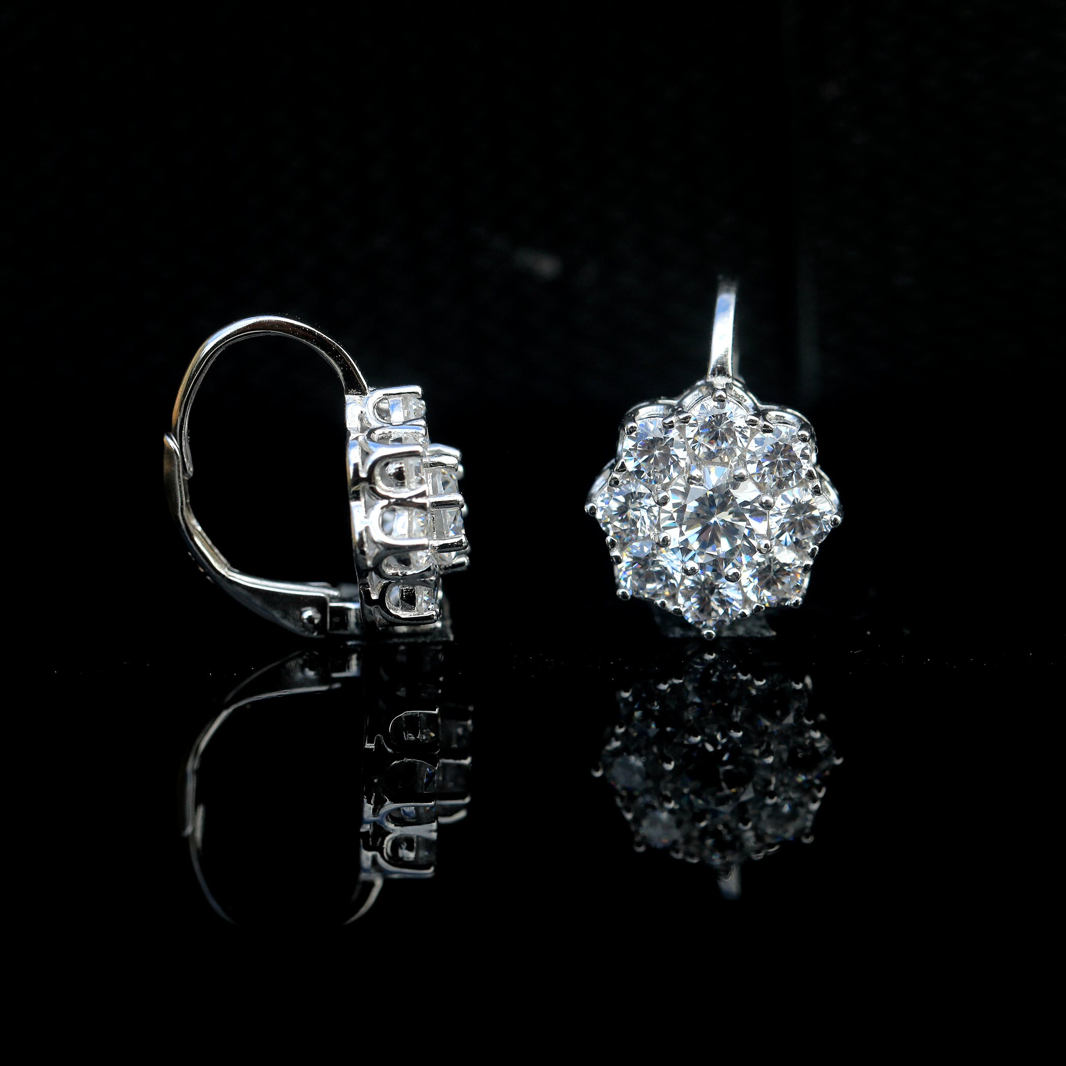 Boucles D’oreilles Dormeuses Argentées – Petit Motif Rond Floral Avec Strass Bleus, Ultra Légères