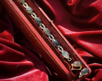 Set composto da bracciale e orecchini a lobo in stile Art Déco vintage con finitura oro anticato e zirconi ovali in agata muschiata.