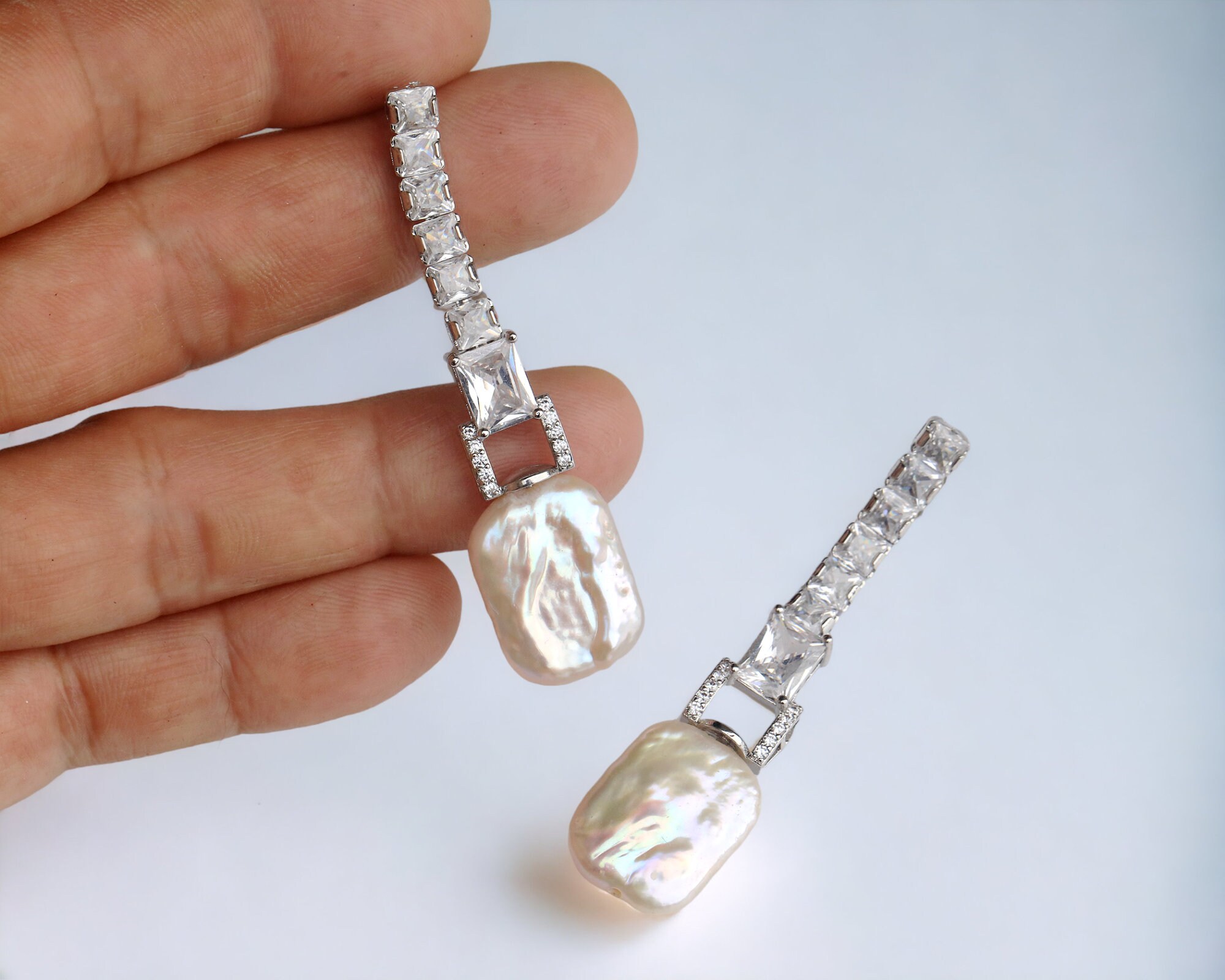 Boucles D'oreilles Longues Art Déco En Laiton Argenté - Serties CZ Et Perle Blanche, Neuves