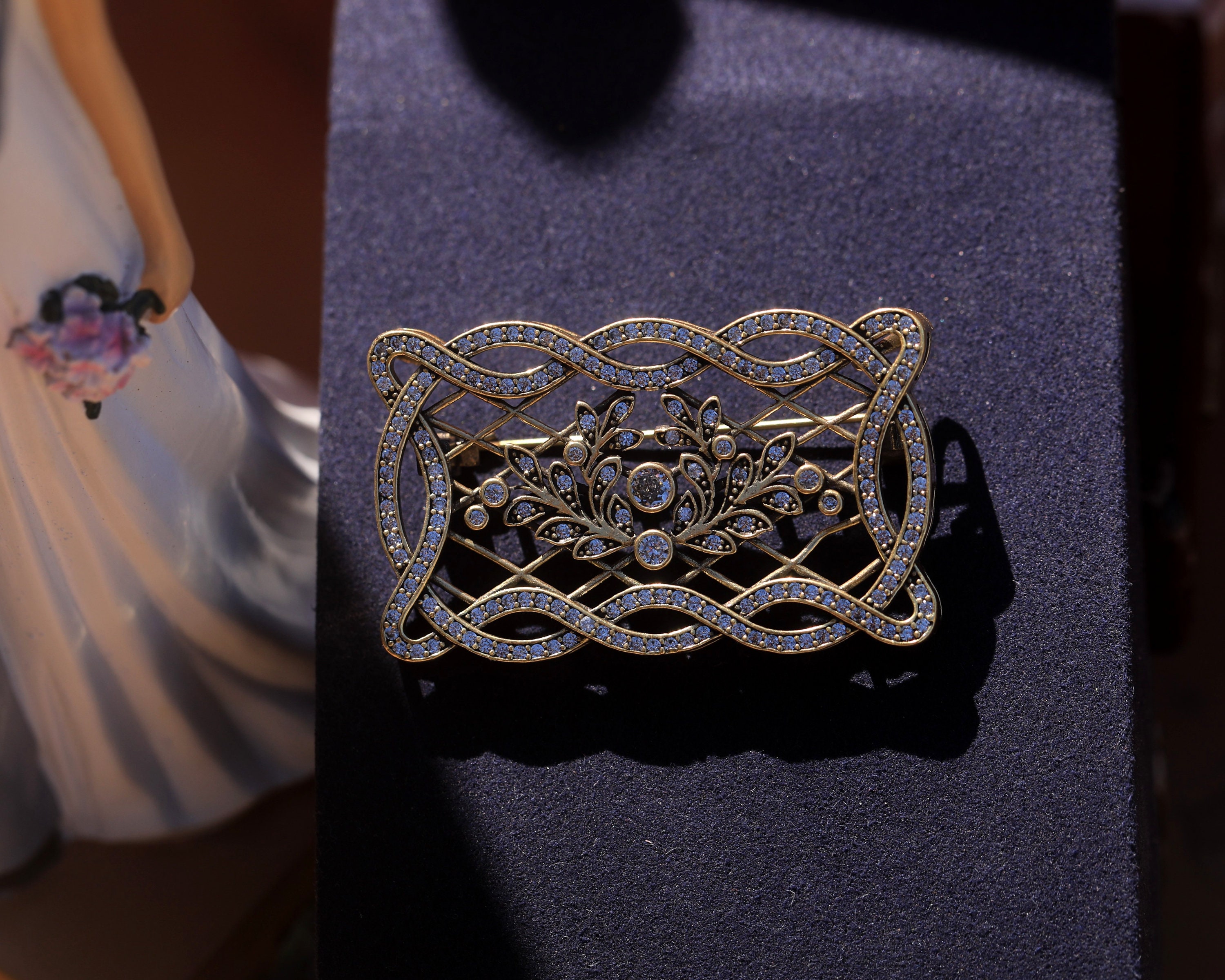 Broche Dorée Rétro Style Belle Époque - Motif Dentelle Florale Laurier Et Strass Blanc