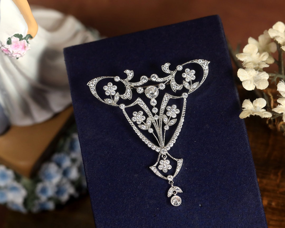 Superbe Broche Argenté Floral Royal Dentelle Délicate Serti De CZ Vraie