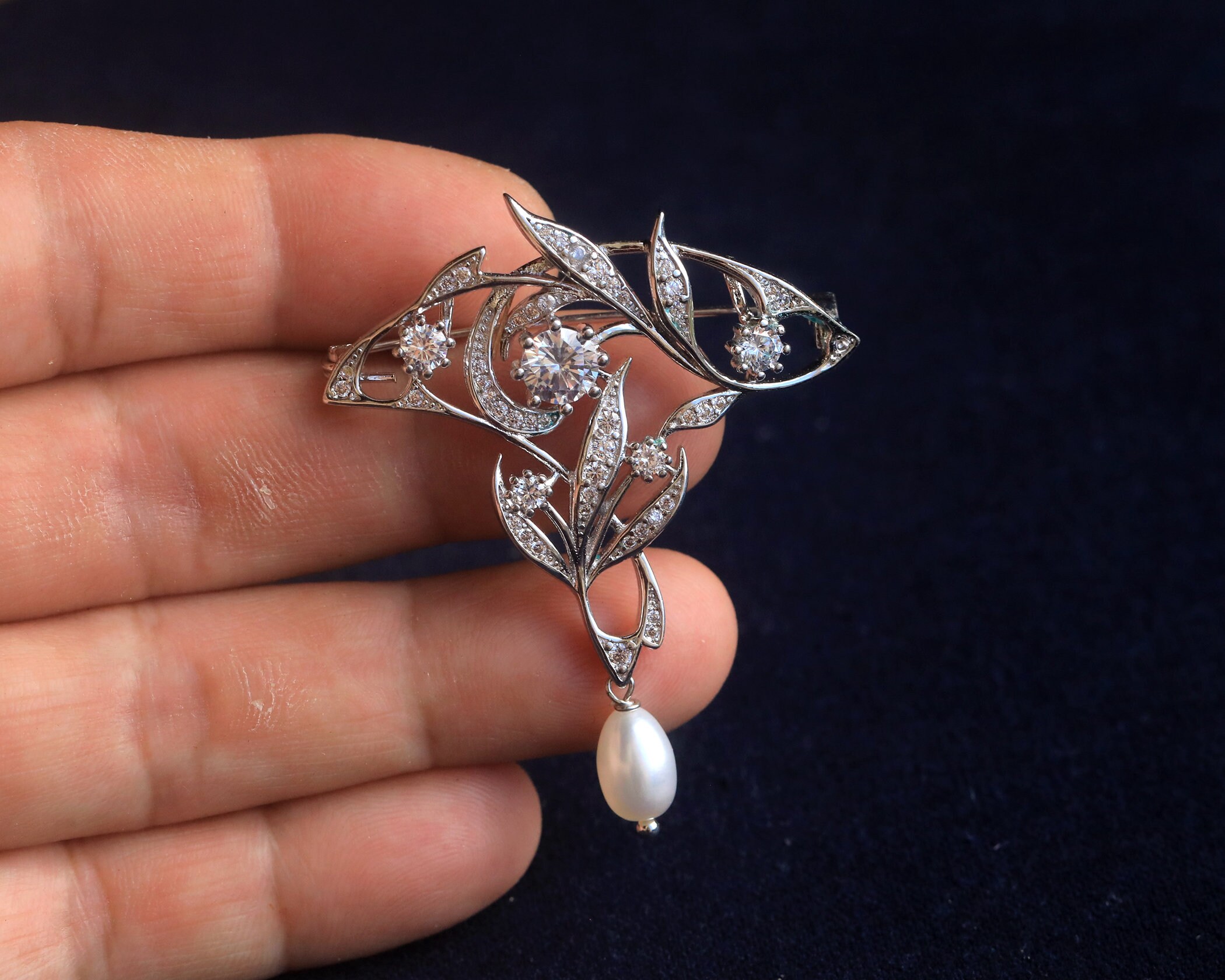 Broche Argenté Style Belle Époque – Motif Dentelle Floral Sertis CZ – Vintage – Neuf Sans Emballage
