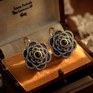 Hervorragende Belle-Époque-Schläfer-Ohrringe aus Gold und Silber mit großer Blume, besetzt mit smaragdgrünem CZ und blauem Saphir im Vintage-Stil, Hochzeit der 1920er Jahre