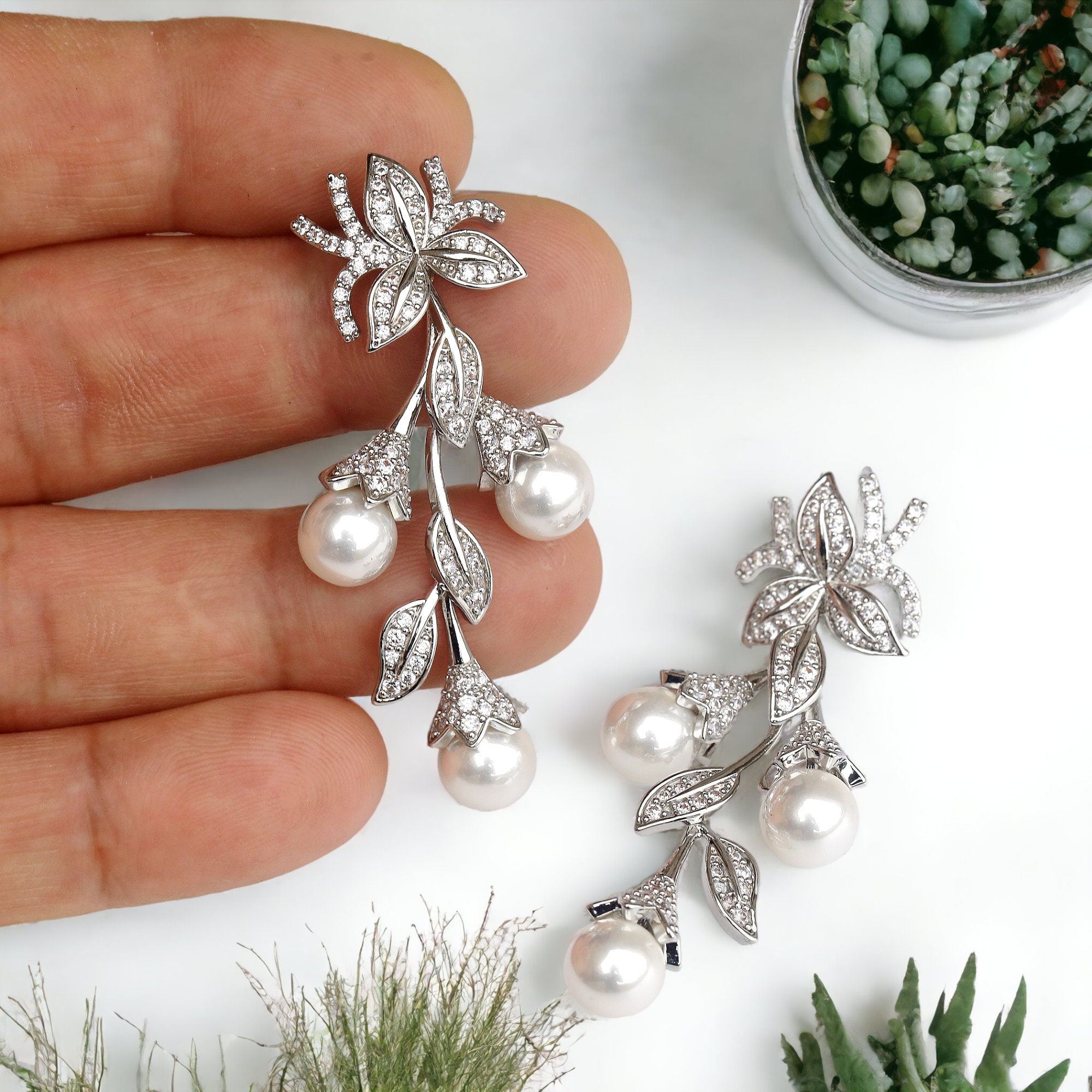 Boucles D'oreilles Clous Argentées Art Déco - Fausse Perle Et CZ Bleus, Générique, Neuf Sans Emballage