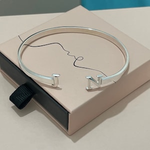 Dos pulseras con iniciales: dos brazaletes con iniciales para él o para ella, juego de pulseras personalizables con iniciales de plata o oro.