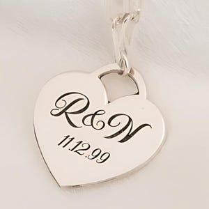 Collana con ciondolo a forma di cuore con graffetta - Ciondolo con amore inciso personalizzato - Girocollo unico con ciondolo con nome e data personalizzati - Gioielli con nome e data personalizzati