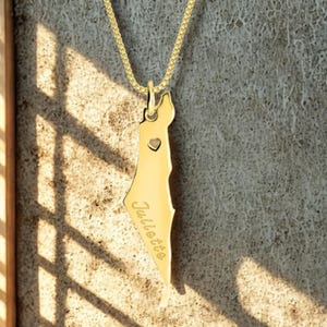 Collier carte d'Israël avec découpe en forme de coeur et nom personnalisé - Hébreu ou anglais - Argent 925 ou or 24 carats - Cadeau personnalisé pour elle ou lui