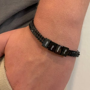 Pulsera negra personalizada para papá – Cuentas con nombre personalizado – Pulsera de acero inoxidable para hombre – Regalo para esposo, abuelo y el Día del Padre