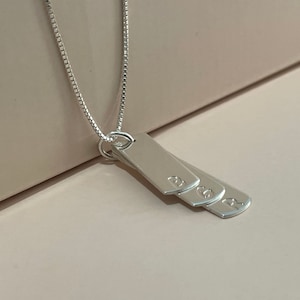 Collar para madre con iniciales para 2 o 3 hijos, joyería familiar personalizada con barra vertical de plata de ley, regalo para madre con dije familiar