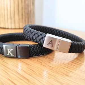Pulsera de cuero trenzado negro con inicial para hombre: regalo personalizado con mensaje secreto grabado para el esposo: joyería para el día del padre para papá