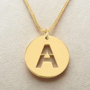 Collar de disco con inicial personalizado (plata de ley u oro de 24 quilates) - Regalo unisex para él o para ella - Joyería con colgante de letra personalizado