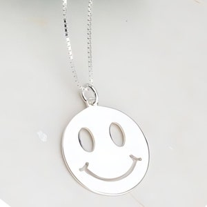 Collar de plata de ley con cara sonriente: delicado colgante de cadena de caja