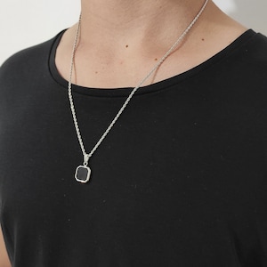 Collar personalizado para hombre con colgante de ónix negro - Joyería de plata grabada a medida - Regalo para él