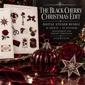 Può includere: Due fogli di adesivi digitali bianchi intitolati The Black Cherry Christmas Edit con illustrazioni di ornamenti rossi, rose, nastri e campane. Un ornamento in vetro rosso scuro e una stella argentata poggiano su una superficie scura.