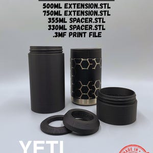 Puede incluir: Descarga digital de accesorios Yeti Rambler 1.0. La imagen muestra extensiones y espaciadores negros impresos en 3D, incluyendo extensiones de 500 ml y 750 ml, y espaciadores de 355 ml y 330 ml. También se ve el texto "DESCARGA DIGITAL" y "HECHO EN AUSTRALIA".