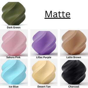 Puede incluir: Seis objetos decorativos de forma de remolino, con un acabado mate, en seis colores diferentes. Los colores son verde oscuro, rosa sakura, lila p&uacute;rpura, marr&oacute;n latte, azul hielo y carb&oacute;n.
