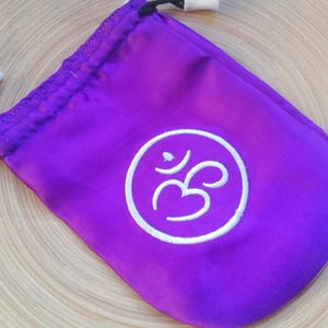 Bolsa de tarot: bolsa de satén morado con la inscripción OM para cartas de tarot, regalos de brujería, accesorios espirituales, almacenamiento de cristales y más