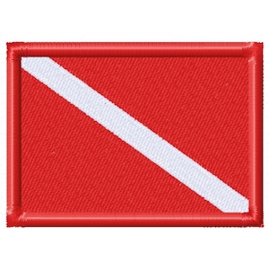 Puede incluir: Un parche de bandera de buceo rojo y blanco. La bandera es un rectángulo con una franja diagonal blanca sobre un fondo rojo.