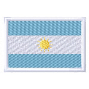 Op de afbeelding: Een witte geborduurde patch met een Argentijns vlagontwerp in blauw en wit. De vlag heeft een gele zon in het midden.