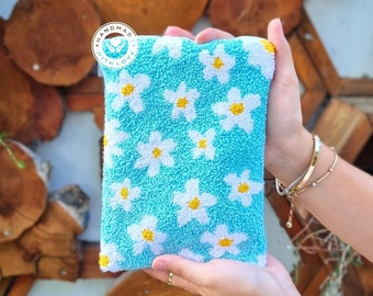 Embroidered Daisy Kindle cover - Handmade e reader case - Kindle paperwhite sleeve - Personalized book cover - bookworm gift - ipad air case