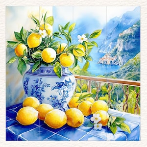 Può includere: Dipinto ad acquerello di limoni e verde in un vaso blu e bianco. Il vaso è posto su una superficie piastrellata blu con altri limoni. Sullo sfondo una scena costiera con montagne ed edifici.