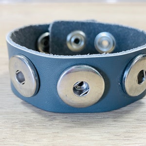 Graues Druckknopf Armband für drei Standard Druckknöpfe