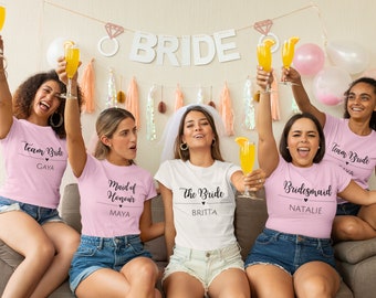 Bachelorette Bliss with Bride Tribe Attire Einzigartiges Hen Party Shirt Custom Bridal Crew Tops Perfekte personalisierte Geschenke Braut und ihr Squad