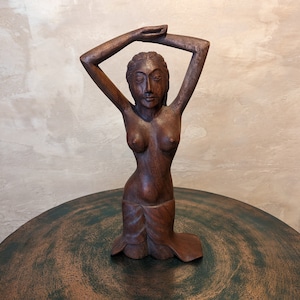 Vrouwensculptuur gemaakt van Suar hout / handgemaakt / 35 cm