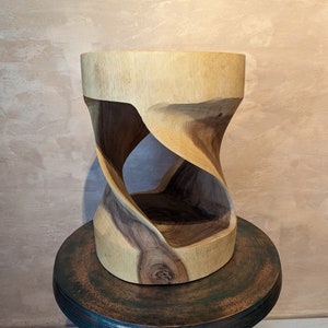 Suar wood stool / hand carved twisted design / 9 kg, 45 cm