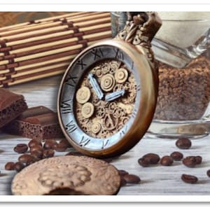 Könnte beinhalten: Eine Taschenuhr im Vintage-Stil mit einem detaillierten Zifferblatt und komplizierten Zahnrädern. Die Uhr ist aus Messing und hat ein weißes Zifferblatt mit schwarzen römischen Ziffern. Die Uhr liegt auf einer Holzoberfläche mit Kaffeekörnern, die um sie herum verstreut sind.