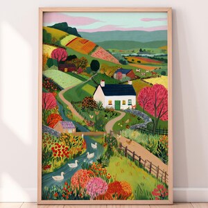 以下が含まれることがあります： カラフルな田園風景を描いた、額装されたアートプリント。緑のドアが付いた白いコテージ、曲がりくねった道、アヒルがいる小川が特徴です。活気に満ちた木々や畑でいっぱいのシーンです。
