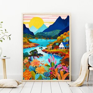 Può includere: Un'illustrazione colorata di un paesaggio con una casa bianca, un lago blu e montagne. Il sole splende luminoso nel cielo. La scena è circondata da alberi verdi lussureggianti e fiori.