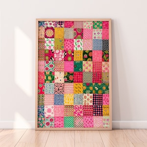 Puede incluir: Una impresión enmarcada de una colcha de retazos colorida con varios patrones florales y geométricos en tonos de rosa, verde, amarillo y azul.