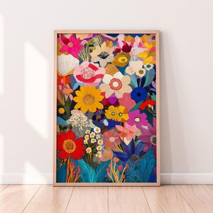 Może przedstawiać: Wydruk w ramie przedstawiający kolorową ilustrację kwiatową. Wydruk zawiera różne kwiaty w odcieniach czerwieni, różu, żółci, błękitu i zieleni. Kwiaty są ułożone w gęsty, warstwowy wzór, tworząc wrażenie głębi i ruchu.